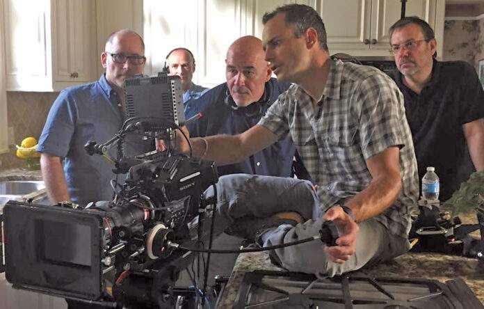 Ett filmteam producerar en företagsfilm i ett professionellt kök.