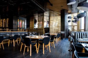 Elegant restaurang med varm takbelysning och många dukade bord