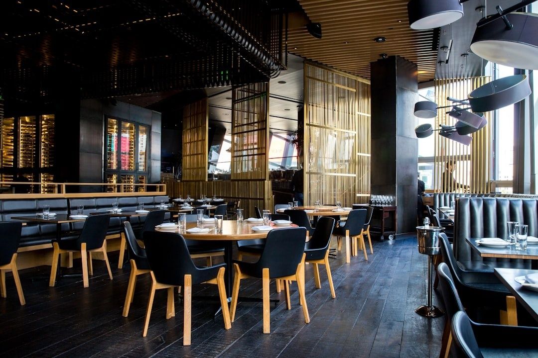 Elegant restaurang med varm takbelysning och många dukade bord