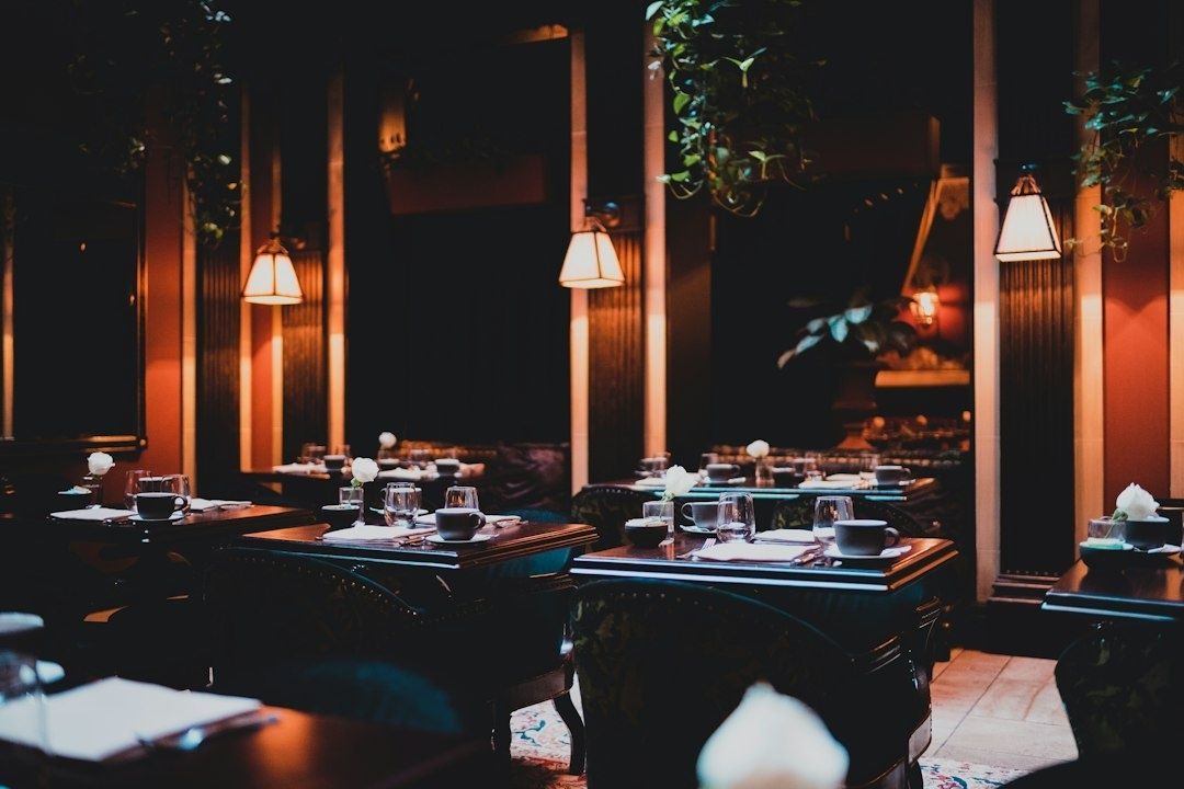 Varmt belyst restaurangmatsal med dukade bord och stolar