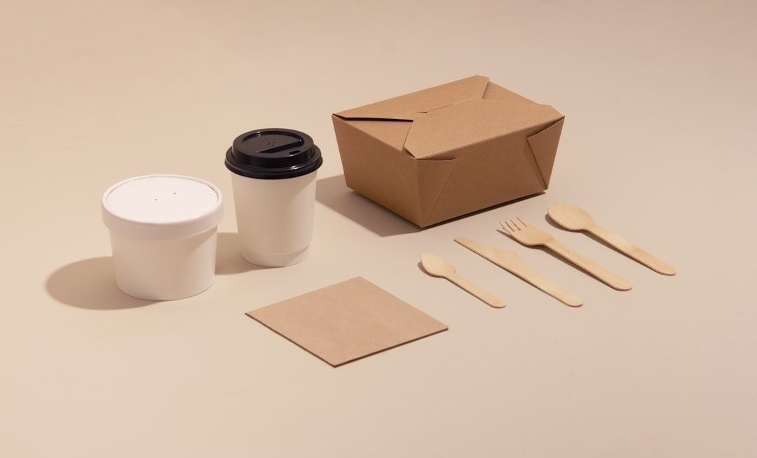Takeawayförpackning, muggar och träbestick på ett bord